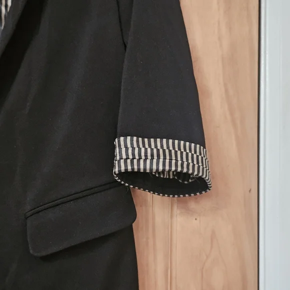 Forever 21 Women's Black Blazer Jacket With Half Cuffed Stripped Sleeves, Size M - Picture 3 of 9